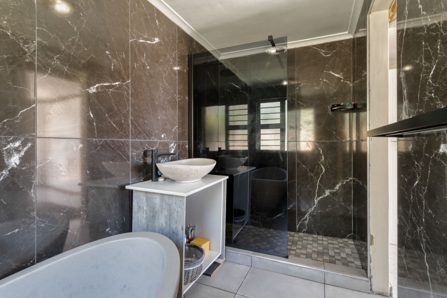 4 Bedroom Property for Sale in Mountainside Western Cape